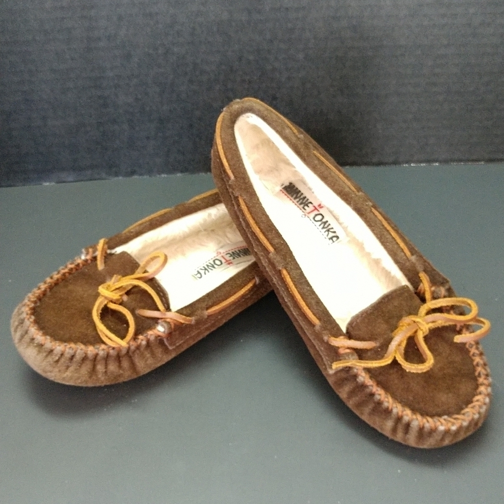 Minnetonka Pile Lined Hard Sole Slippers Size 6